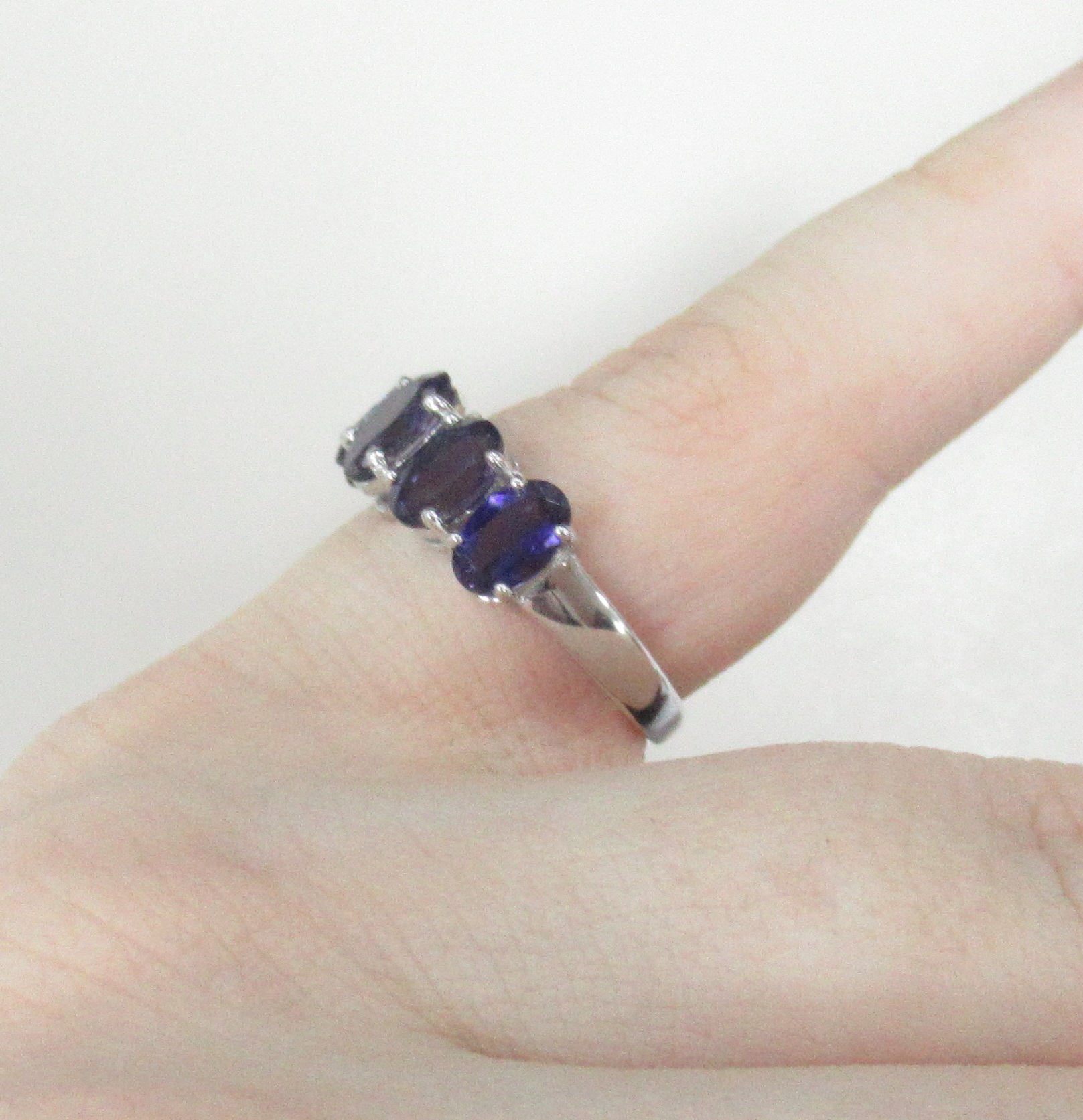 Серебряное кольцо с иолитами